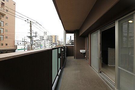 出幅のある広々とした南向きバルコニーは陽当り大変良好です。便利なスロップシンクも付いています。