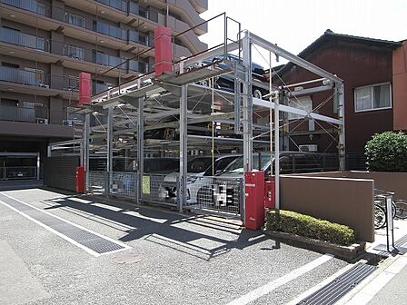 駐車場:月額4,450円〜7,950円です。(空き状況については随時管理事務所にご確認が必要です)
