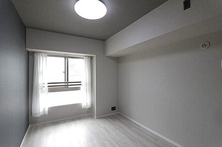 玄関横の洋室約6帖:タップリ収納が出来るクローゼットが付いています。西側にも窓があり室内明るいです。(フローリング・クロス張替、建具・CL新調、レースカーテン取付等)