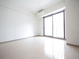 洋室8帖　エアコン完備　南面バルコニー