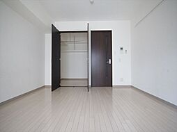 洋室8帖　ウォークインクローゼット付（収納充実してます）