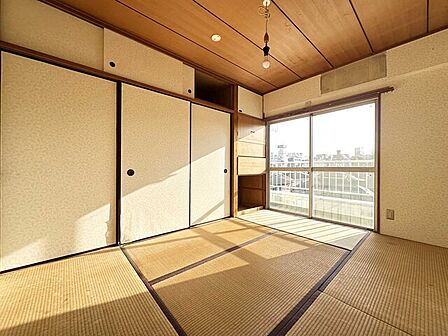◆南東角部屋の為陽当り良好♪◆ベランダの向こうは第一種低層住居専用地域のため遮る建物がありません