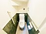 トイレ：トイレ トイレには快適な温水洗浄便座付き