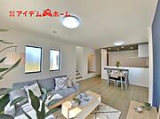 1号棟 大きく開いた窓からは、明るい陽射しが射し込みます。 自然と家族が集まる空間です。