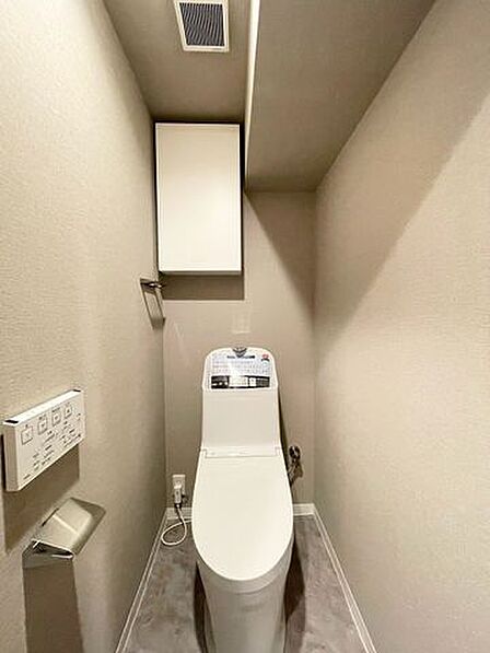 明るく清潔感のある節水型ウォシュレットトイレです