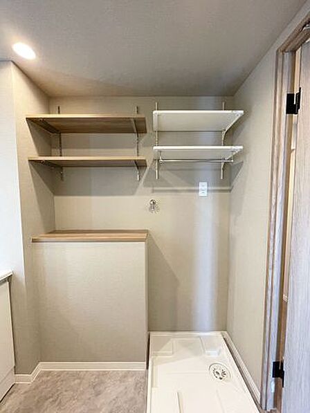 忙しい朝にも落ち着いて身支度ができるゆとりある洗面スペース