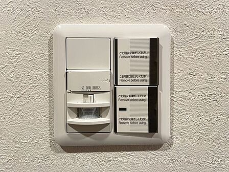 玄関は、人感センサーライトが自動点灯でお出迎え。お出かけ時の消し忘れも防げます。