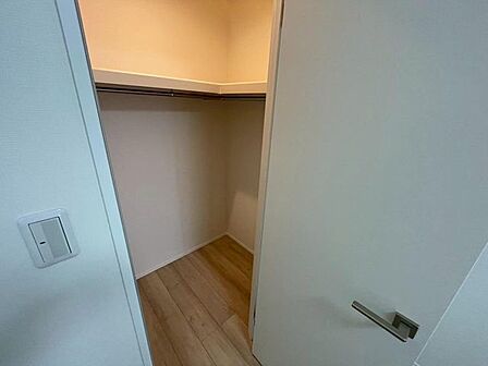 WICで夫婦の衣類をまとめて管理。忙しい朝の身支度をスムーズに叶えます。