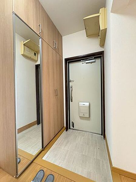 ご家族の「いってきます」「おかえり」を見守る、明るい玄関