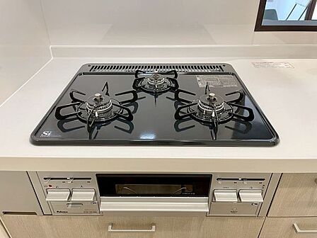 毎日の料理が楽しくなる3口コンロ&グリル付きキッチン。同時に複数の品数を調理できるため時短に繋がり、グリルを使った多彩なレシピで毎日の食卓をさらに豊かに彩ります。お料理好きに嬉しい設備です。