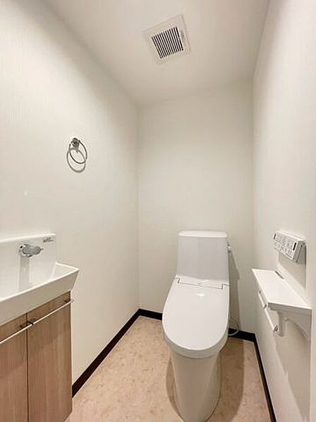 毎日使うトイレは落ち着きと清潔感のあるデザイン