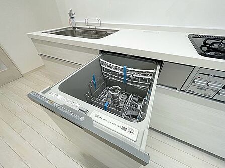 家事の時間をぐっと短縮できる便利なビルトイン食洗機。高温洗浄でしつこい油汚れもスッキリ落ち、手洗いより清潔・快適かつ経済的です。食後は家族との寛ぎタイムをゆったりと楽しめる嬉しい設備です。