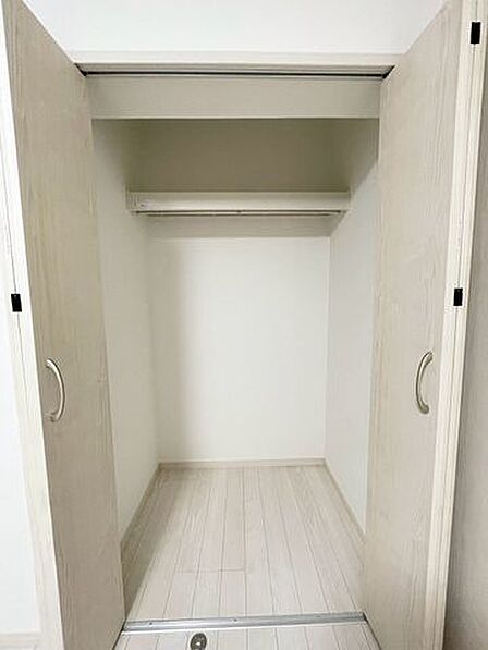 各部屋に収納スペースを確保し、自室に集約。共有スペースがすっきりと片付きます。
