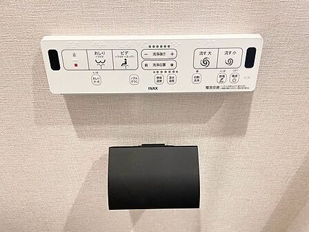 押しやすい大きなボタンで、ワンタッチでスムーズに点滅できるトイレスイッチ。小さなお子様、ご高齢の方でもラクに操作できます。誰でも直感的に使える優しく快適な設計です。