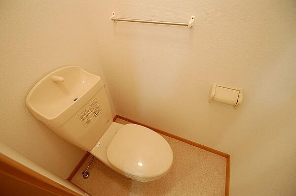 画像5:水洗トイレです。タオル掛け付いています。