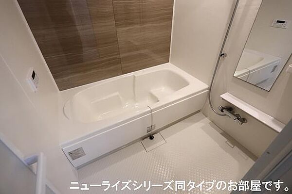 浴室：追い焚き・浴室乾燥付き。1坪バスでゆったりできます（イメージ写真）