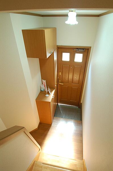画像16:玄関中から。階段下収納スペースあります。
