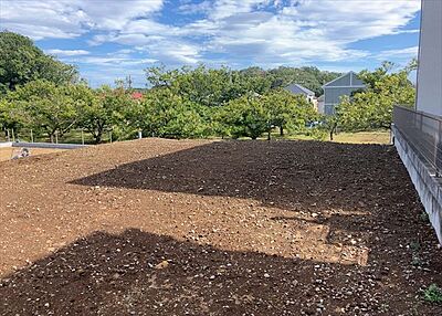 外観：現地に行くなら、物件の周囲の地形がどうなっているかを見ることも大切です。周辺より低くなっている土地では、大雨などで水が集まりやすいため、地盤が弱くなっているということも考えられるため、注意が必要です。