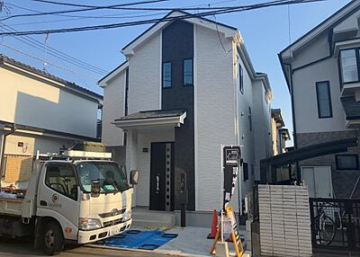 外観：ついに完成致しました！現地をご見学に行く際は、道路の幅や周辺の交通量、施設などをご確認頂くことをおすすめします！物件の流れが早いため、内見をしたい方はお早めに当社営業までお問い合わせ頂きご予約下さい！