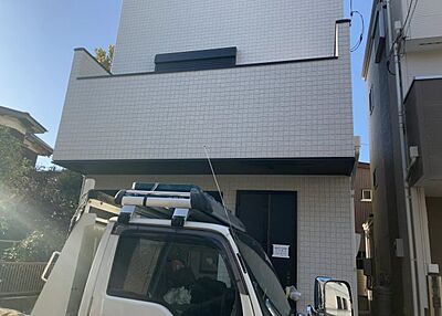 外観：ついに完成致しました！現地をご見学に行く際は、道路の幅や周辺の交通量、施設などをご確認頂くことをおすすめします！物件の流れが早いため、内見をしたい方はお早めに当社営業までお問い合わせ頂きご予約下さい！