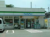コンビニ「ファミリーマートまで590m」