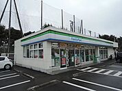 コンビニ「ファミリーマートまで520m」