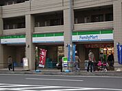 コンビニ「ファミリーマートまで320m」