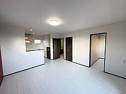 ＡＮＩＭＡＬ　ＫＩＮＧＤＯＭ Ｉ 2階1LDKのリビング/ダイニング