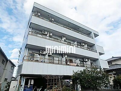 外観：鉄骨造の3階建てマンションです。