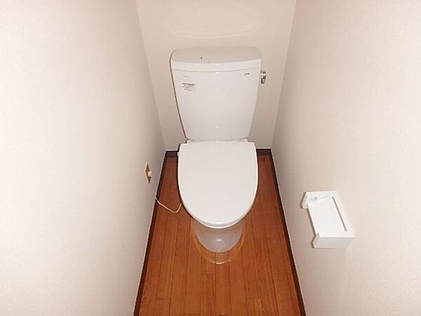 画像7:清潔感のある広めのトイレ。
