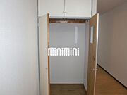 収納には、洋服も掛けられるタイプになっています。