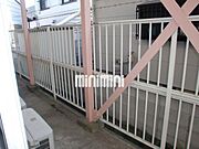 少し高めの柵が付いたベランダ。