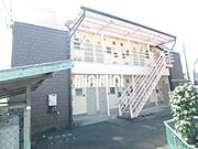 可愛らしいクリーム色の外観。