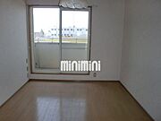 窓が大きく日当たり良好な居室です。