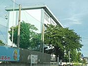 小学校「市立宿河原小学校まで590m」