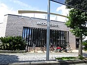 飲食店「マクドナルドまで700m」