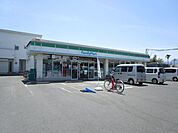 コンビニ「ファミリーマートまで210m」
