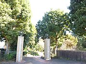 公園「芹ヶ谷公園まで580m」