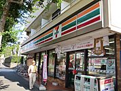 コンビニ「セブンイレブンまで90m」