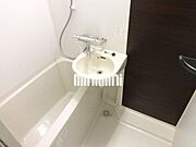 茶色のアクセントパネルがおしゃれなお風呂です