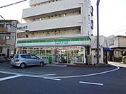 コンビニ「ファミリーマートまで210m」