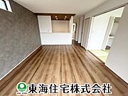 【同仕様写真リビング】家族の集うLDKは、明るい木目やクロスで部屋をよりひろくゆとりある空間に。