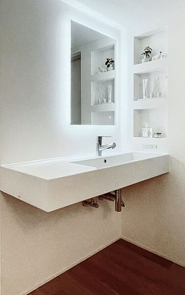 画像20:玄関からすぐ手が洗える位置にあります。 カウンター付き洗面ボウルでスタイリッシュなデザインです。