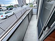 横に広いベランダです。