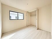 各部屋にクローゼットが付いているので整理整頓も安心。空間を有効に広く使うことができますね。