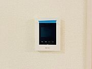 映像と音声で玄関先の様子をチェックできるモニター付インターホン。(同仕様)