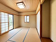お客様が来た時には客間としても利用できる和室。しっとり落ち着いた雰囲気です。※家具・小物を削除しております。