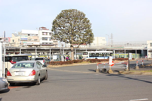 画像22:検見川駅南口ロータリー。反対側北口までは徒歩260ｍ徒歩２分
