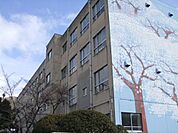 小学校「市立高見小学校まで240m」