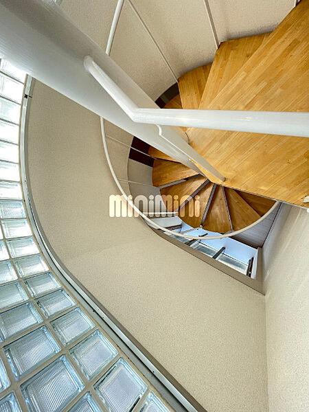 画像20:螺旋階段の上からの様子